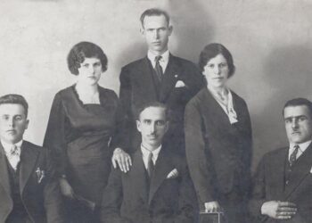 Συγγενική – φιλική παρέα, από τη Ρακίτα (Ολυμπιάδα),  σε αναμνηστική φώτο το 1935-1936– Από την στήλη του κ. Γ. Καζαντζή στον Παλμό 17/02/2016