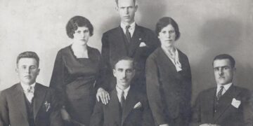 Συγγενική – φιλική παρέα, από τη Ρακίτα (Ολυμπιάδα),  σε αναμνηστική φώτο το 1935-1936– Από την στήλη του κ. Γ. Καζαντζή στον Παλμό 17/02/2016