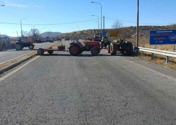 Σκληραίνουν τη στάση τους οι αγρότες