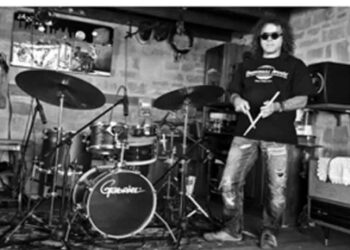 Jazz ήχοι στα σοκάκια της Πτολεμαΐδας – Ο κοζανίτης ντράμερ Μανώλης Κουτσονάνος διδάσκει το ρυθμό! (δείτε βίντεο)