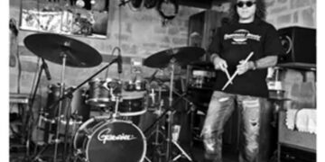 Jazz ήχοι στα σοκάκια της Πτολεμαΐδας – Ο κοζανίτης ντράμερ Μανώλης Κουτσονάνος διδάσκει το ρυθμό! (δείτε βίντεο)