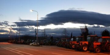 Παραμένουν στα μπλόκα οι αγρότες