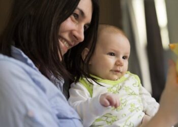 Φινλανδία: Κοζανίτισσα δημοσιογράφος γέννησε Ελληνόπουλο στα «ξένα» και την γέμισαν με δώρα! –