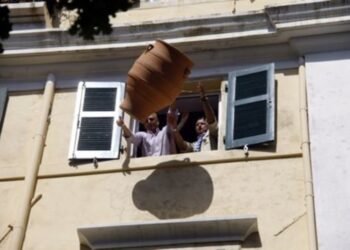 Στην Κέρκυρα, το πρωί του Μεγάλου Σαββάτου χτυπούν οι καμπάνες των εκκλησιών και από τα παράθυρα των σπιτιών πέφτουν κατά χιλιάδες, πήλινα δοχεία στους δρόμους   (Φωτογραφία:  Eurokinissi )