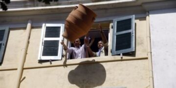 Στην Κέρκυρα, το πρωί του Μεγάλου Σαββάτου χτυπούν οι καμπάνες των εκκλησιών και από τα παράθυρα των σπιτιών πέφτουν κατά χιλιάδες, πήλινα δοχεία στους δρόμους   (Φωτογραφία:  Eurokinissi )