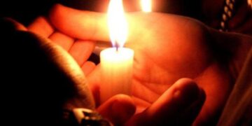 Η ιστορία της πασχαλινής λαμπάδας – Το βάπτισμα των Φωτισμένων