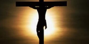 “Μάνα μου, μάνα στα χέρια μου σήμερα καίνε τα καρφιά” – Ακούμε τη συνταρακτική ερμηνεία του Χρύσανθου για το Θείο Δράμα