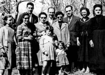 Μια υπέροχη συγγενική παρέα στην αυλή του Κ. Αδαμόπουλου το 1957– Από την στήλη του κ. Γ. Καζαντζή στον Παλμό 06/04/2016