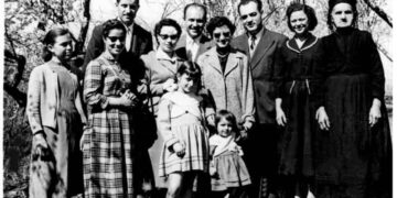 Μια υπέροχη συγγενική παρέα  στην αυλή του Κ. Αδαμόπουλου το 1957– Από την στήλη του κ. Γ. Καζαντζή στον Παλμό 06/04/2016