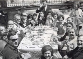 Το Πασχαλιάτικο τραπέζι της οικογένειας  Κωστόπουλου Δημήτρη το 1958 -Από την στήλη του κ. Γ. Καζαντζή στον Παλμό 18/05/2016