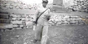 Ο κλασικός ταχυδρόμος του παρελθόντος, ο Μπάρμπα Νικόλας. σε φώτο του 1950 -Από την στήλη του κ. Γ. Καζαντζή στον Παλμό 18/05/2016