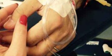 “Ο άνθρωπος δίπλα…” – Γράφει η Θεοπίστη Κρυσταλλίδου