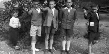 Φιλική παιδική παρέα στο παλιό πάρκο το Πάσχα του 1951- Από την στήλη του κ. Γ. Καζαντζή στον Παλμό 08/06/2016