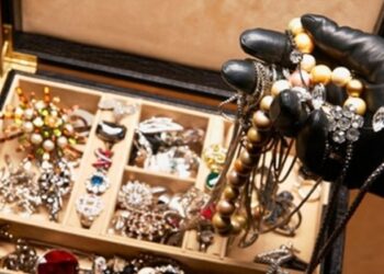 Έκλεψαν 30.000 ευρώ και κοσμήματα από οικείες στην Πτολεμαΐδα