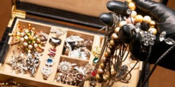 Έκλεψαν 30.000 ευρώ και κοσμήματα από οικείες στην Πτολεμαΐδα