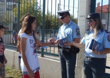 Ενημερωτικά φυλλάδια τροχαίας θα διανείμουν αστυνομικοί, με την έναρξη της νέας σχολικής χρονιάς, σε γονείς και μαθητές σχολείων σε όλη τη χώρα