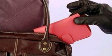 Σύλληψη 37χρονης για κλοπή στα Γρεβενά – Αφαίρεσε από την τσάντα 66χρονης προσωπικά της αντικείμενα και χρήματα