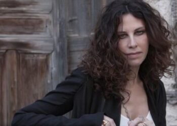 Η Μουσική Γωνιά του Μίλτου Ηλιάδη στο e-ptolemeos.gr – Ελευθερία Αρβανιτάκη – Μακριά Απ’ Την Τρικυμία