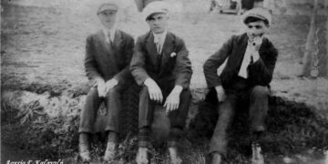 Δύο γηγενείς και ένας πρόσφυγας από τη Θράκη στο ίδιο χωματόπαγκο της κεντρικής πλατείας των Καϊλαρίων (Πτολεμαϊδος) το 1924 – Από την στήλη του κ. Γ. Καζαντζή στον Παλμό 28/09/2016
