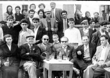 Κάτοικοι της Ολυμπιάδος στην κεντρική πλατεία σε αναμνηστική φώτο το 1953 – Από την στήλη του κ. Γ. Καζαντζή στον Παλμό 07/09/2016