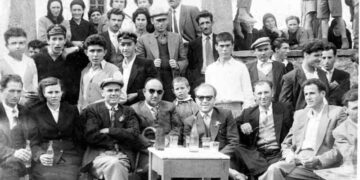 Κάτοικοι της Ολυμπιάδος στην κεντρική πλατεία σε αναμνηστική φώτο το 1953 – Από την στήλη του κ. Γ. Καζαντζή στον Παλμό 07/09/2016