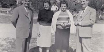 Φιλική-συγγενική παρέα συμπολιτών μας σε αναμνηστική φώτο στο παλιό πάρκο το 1959 – Από την στήλη του κ. Γ. Καζαντζή στον Παλμό 28/09/2016