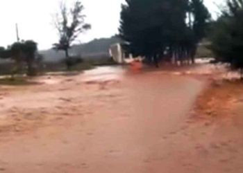 Αποκλεισμένοι οι κάτοικοι της Πενταβρύσου Πτολεμαΐδας – Πλημμύρισε ο δρόμος προς Πτολεμαΐδα