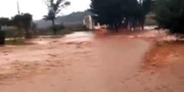 Αποκλεισμένοι οι κάτοικοι της Πενταβρύσου Πτολεμαΐδας – Πλημμύρισε ο δρόμος προς Πτολεμαΐδα