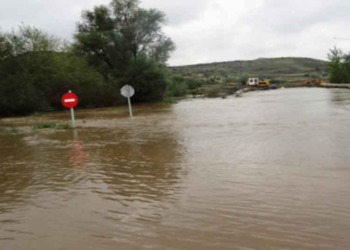 Στη πρώτη έντονη βροχόπτωση πλημμύρισε η Τ.Κ. Αχλάδας – Διακοπή της κυκλοφορία του δρόμου από εκπροσώπους του ορυχείου