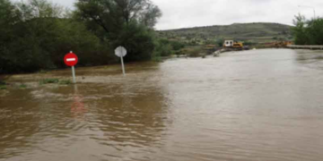 Στη πρώτη έντονη βροχόπτωση πλημμύρισε η Τ.Κ. Αχλάδας – Διακοπή της κυκλοφορία του δρόμου από εκπροσώπους του ορυχείου