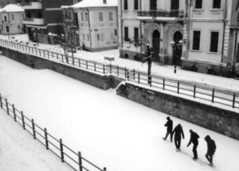 Καθημερινή συνήθεια η βόλτα στον παγωμένο Σακουλέβα (video)