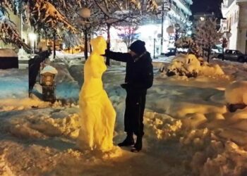 Φλώρινα: Φοιτητής «έπλασε» με χιόνι τη Θεά Αφροδίτη μπροστά από το κτήριο του «Αριστοτέλη»