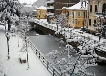 Με φορτηγά απομακρύνουν το χιόνι από το κέντρο της Φλώρινας