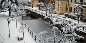 Με φορτηγά απομακρύνουν το χιόνι από το κέντρο της Φλώρινας