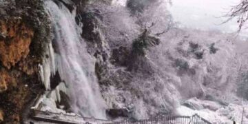 Πάγωσε ο καταρράκτης στην Έδεσσα! (βίντεο)