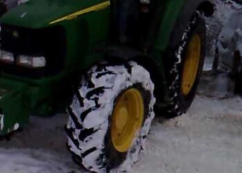 Τα τρακτέρ στη μάχη του αποχιονισμού στο Άνω Βόιο – Προβλήματα υδροδότησης προκάλεσε ο παγετός