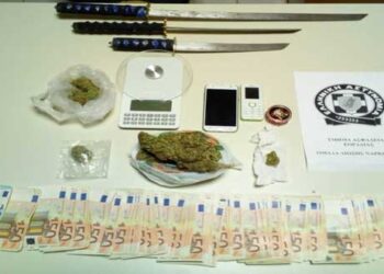 Πάνω από 6.000 ευρώ, 3 ξίφη και κάνναβη βρέθηκαν σε οικία 24χρονου στην Πτολεμαΐδα