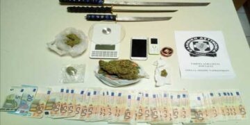 Πάνω από 6.000 ευρώ, 3 ξίφη και κάνναβη βρέθηκαν σε οικία 24χρονου στην Πτολεμαΐδα