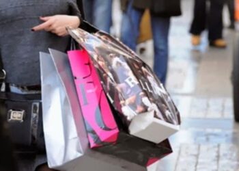 Ενδιάμεσες φθινοπωρινές εκπτώσεις 2017: Δείτε πότε ξεκινούν και όλα όσα πρέπει να γνωρίζετε