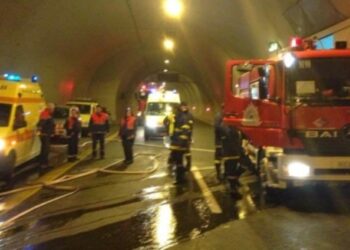 Σοβαρό τροχαίο ατύχημα σε σήραγγα της Εγνατίας – Αυτοκίνητο «καρφώθηκε» σε νταλίκα