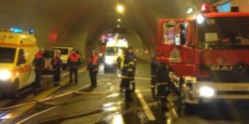 Σοβαρό τροχαίο ατύχημα σε σήραγγα της Εγνατίας – Αυτοκίνητο «καρφώθηκε» σε νταλίκα