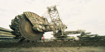 Τραυματισμός εργολαβικού εργαζόμενου που έπεσε από εκσκαφέα στο Νότιο Πεδίο της ΔΕΗ