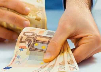 Κοινωνικό Μέρισμα: Ποιοι θα πάρουν 1.000 ευρώ τα Χριστούγεννα