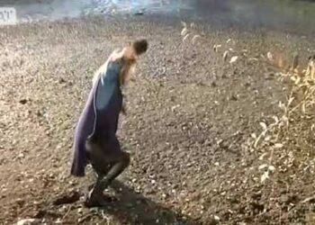 Η λίμνη της Καστοριάς… «κατάπιε» δημοσιογράφο του ΣΚΑΪ σε ζωντανή σύνδεση! (Bίντεο)