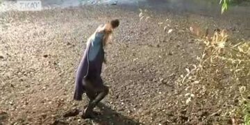 Η λίμνη της Καστοριάς… «κατάπιε» δημοσιογράφο του ΣΚΑΪ σε ζωντανή σύνδεση! (Bίντεο)