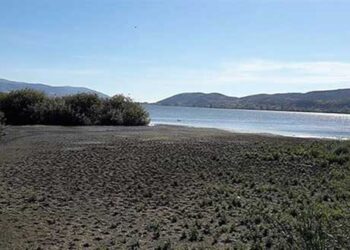 «Στεγνώνει» λόγω παρατεταμένης ανομβρίας η λίμνη της Καστοριάς (Φωτογραφίες)