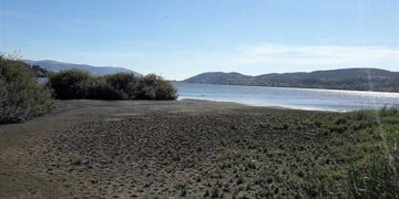 «Στεγνώνει» λόγω παρατεταμένης ανομβρίας η λίμνη της Καστοριάς (Φωτογραφίες)