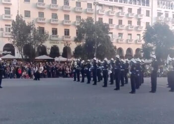 Η μπάντα του Πολεμικού Ναυτικού παίζει Despacito και αποθεώνεται (Βίντεο)