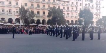 Η μπάντα του Πολεμικού Ναυτικού παίζει Despacito και αποθεώνεται (Βίντεο)