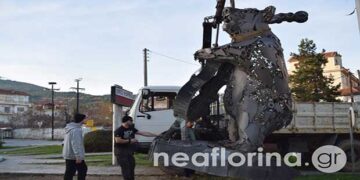 Η αρκούδα «Κοντράλτο» με το κοντραμπάσο, στην είσοδο της Φλώρινας (Φωτογραφίες)